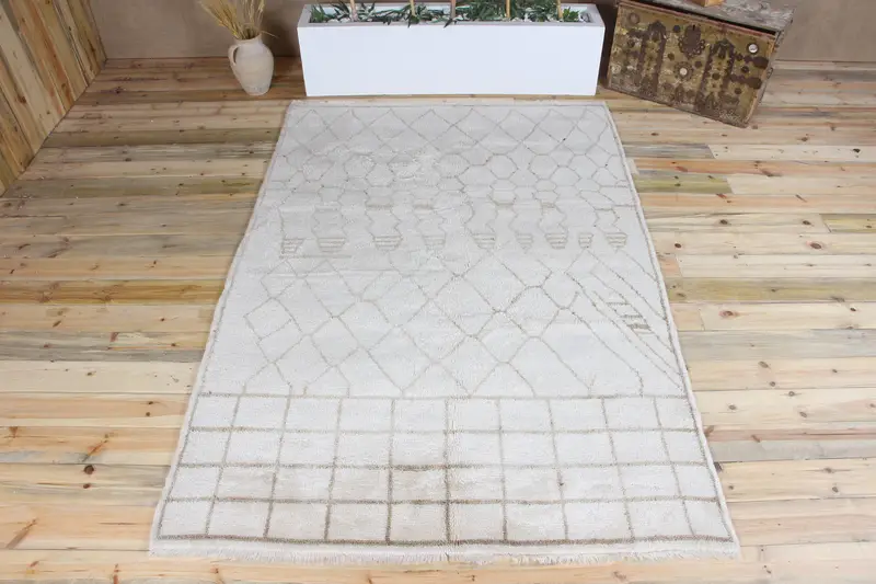 Alfombra turca vintage grande de 5,6x8,2 pies, alfombra geométrica blanca - 1