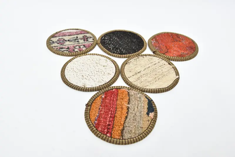 Posavasos redondo rojo y blanco bohemio, elegante posavasos bohemio