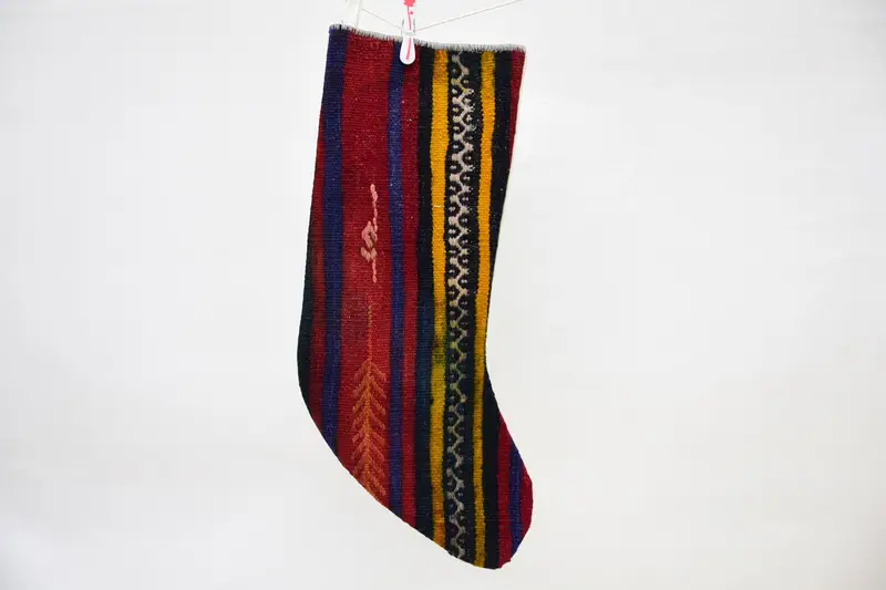 Festlicher roter Weihnachtsstrumpf mit Bronzeornamenten, Weihnachtsdekoration