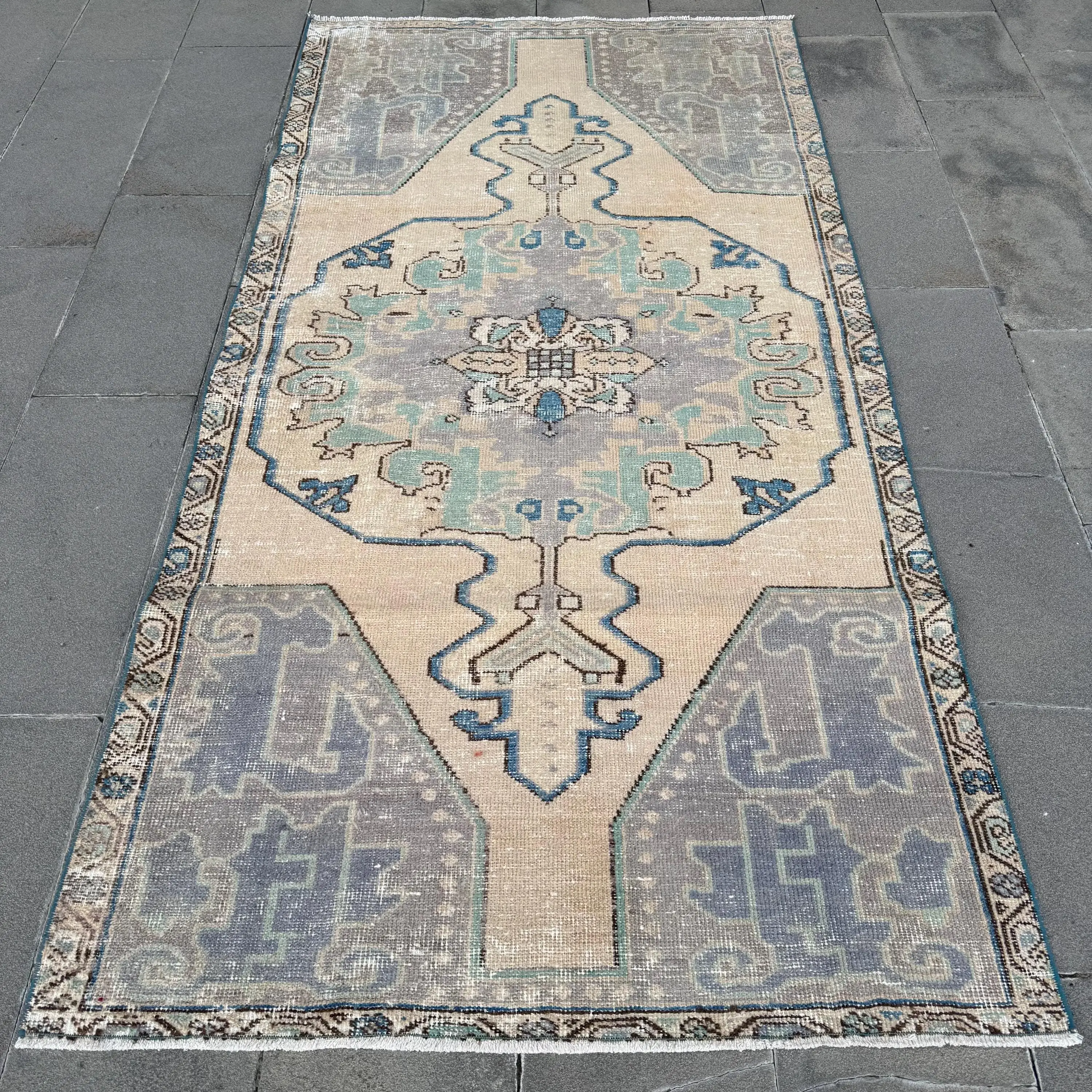Türkischer Teppich, 125 x 245 cm, Vintage-Wollteppich mit blauen Pflanzen und Bäumen - 1