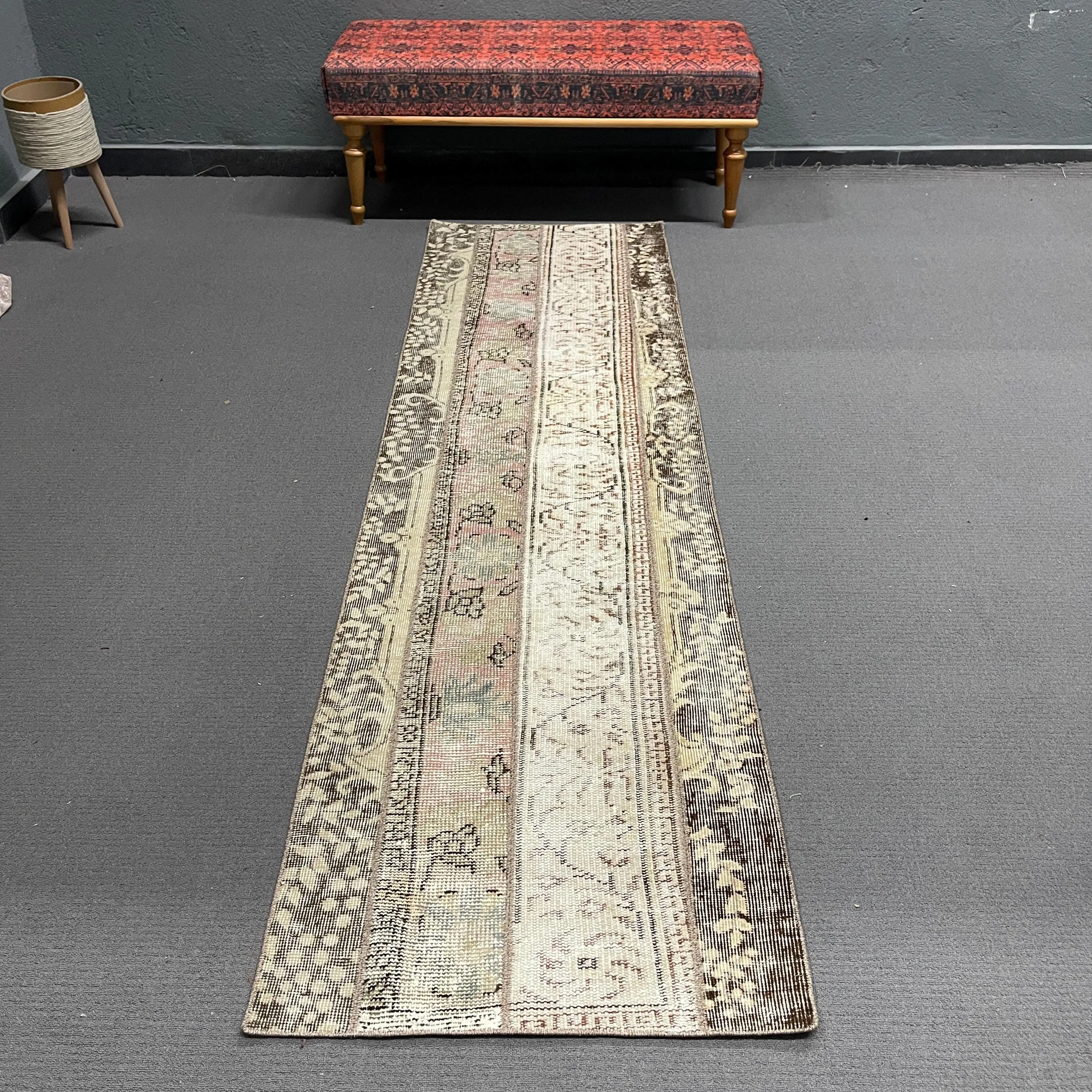 Vintage türkischer Teppich 2,3x8,3 ft, brauner Wollteppich mit Blumenmuster - 1