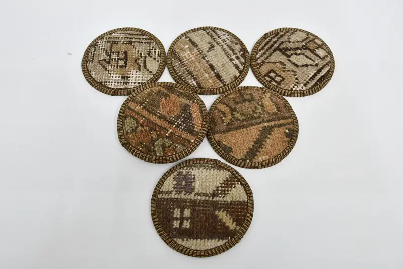 Elegante posavasos circular marrón y beige, elegante posavasos de alfombra natural