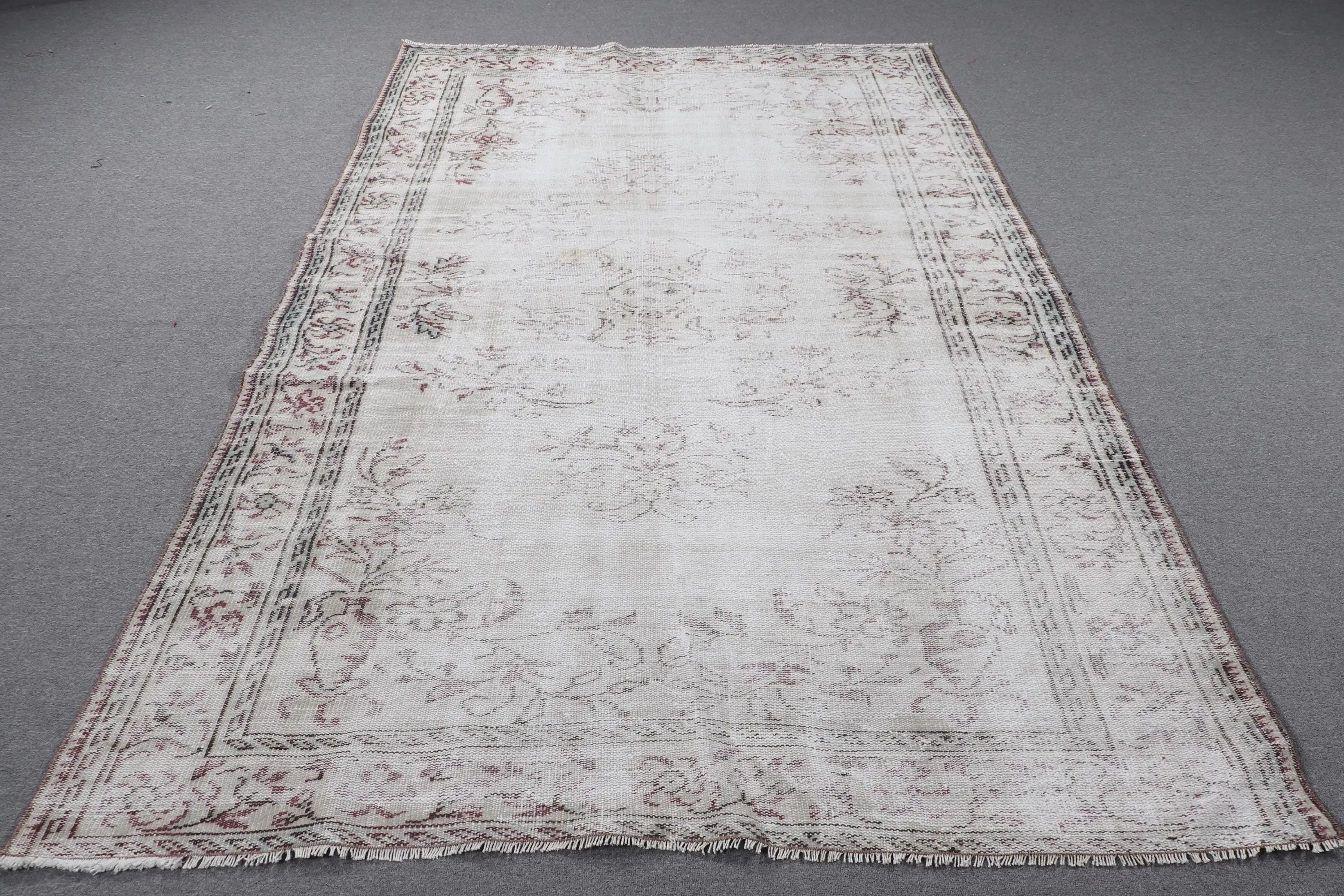 Vintage Türk Büyük Halı 5.6x8.6 ft, Beyaz Kırmızı Halı - 1
