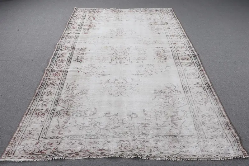 Elegant Beige & Purple Rug, 5.6x8.6 ft Persian Pattern