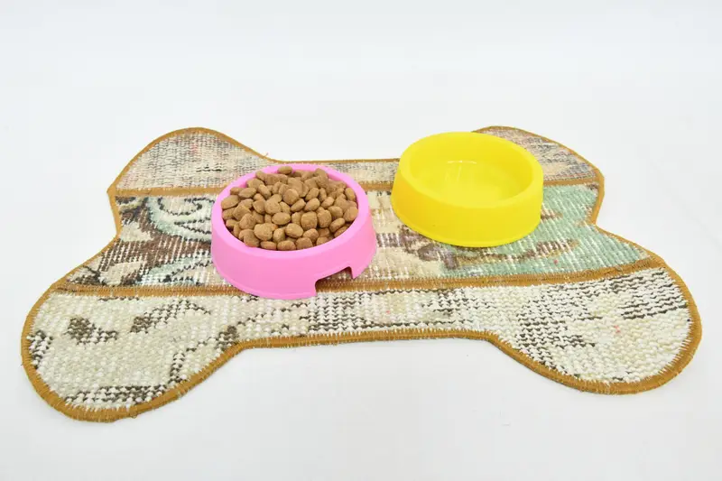 Şık Yeşil ve Bej Kilim Evcil Hayvan Pedi, Emici Besleme Matı