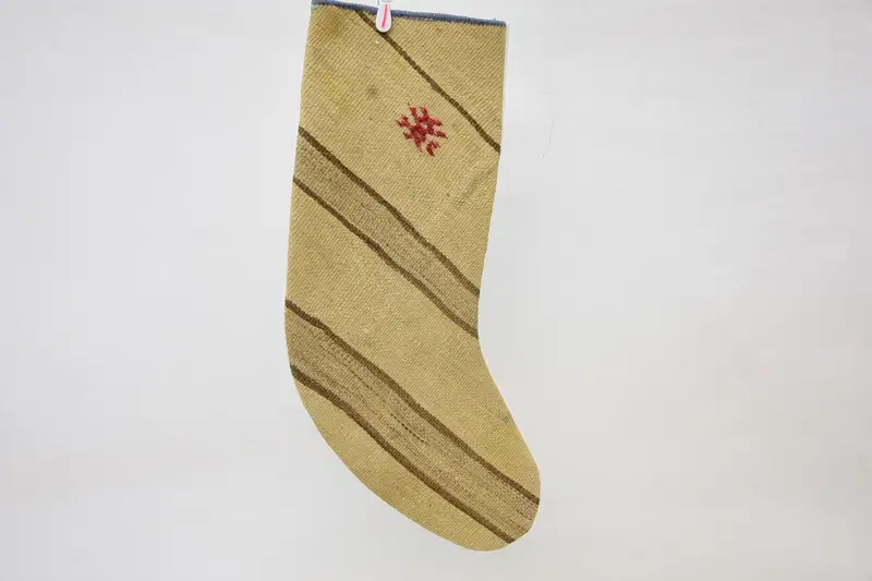 ベージュのクリスマス ストッキング、茶色の装飾品、お祝いの休日の装飾