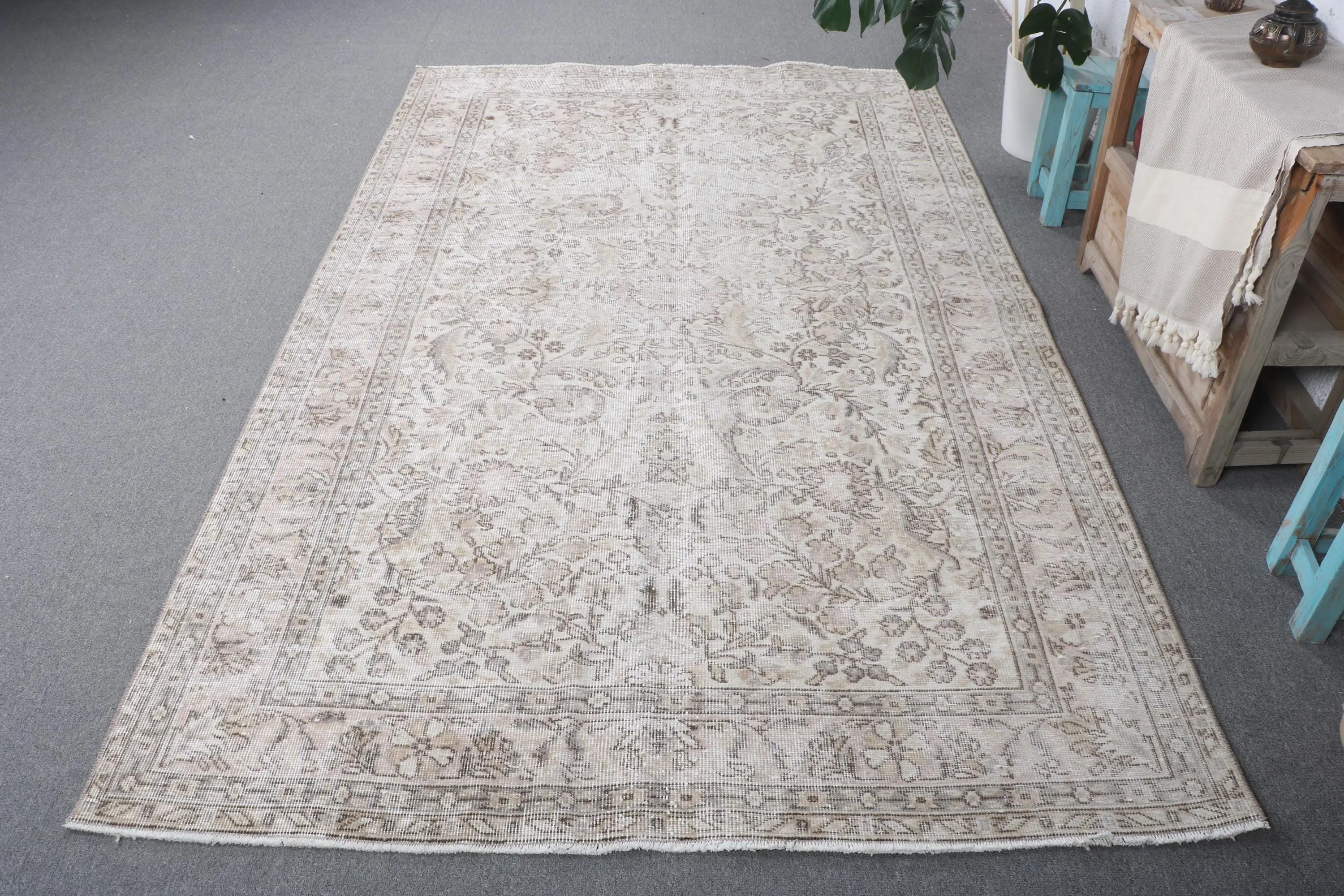 5.3x8.6 ft Vintage Türk Halısı, Büyük Halı, Beyaz Ombré Halı - 1