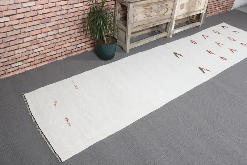 Türk Halısı, 2.6x11.3 ft Runner Vintage Halı, Kilim Beyaz Kırmızı Çizgili Halı - 1