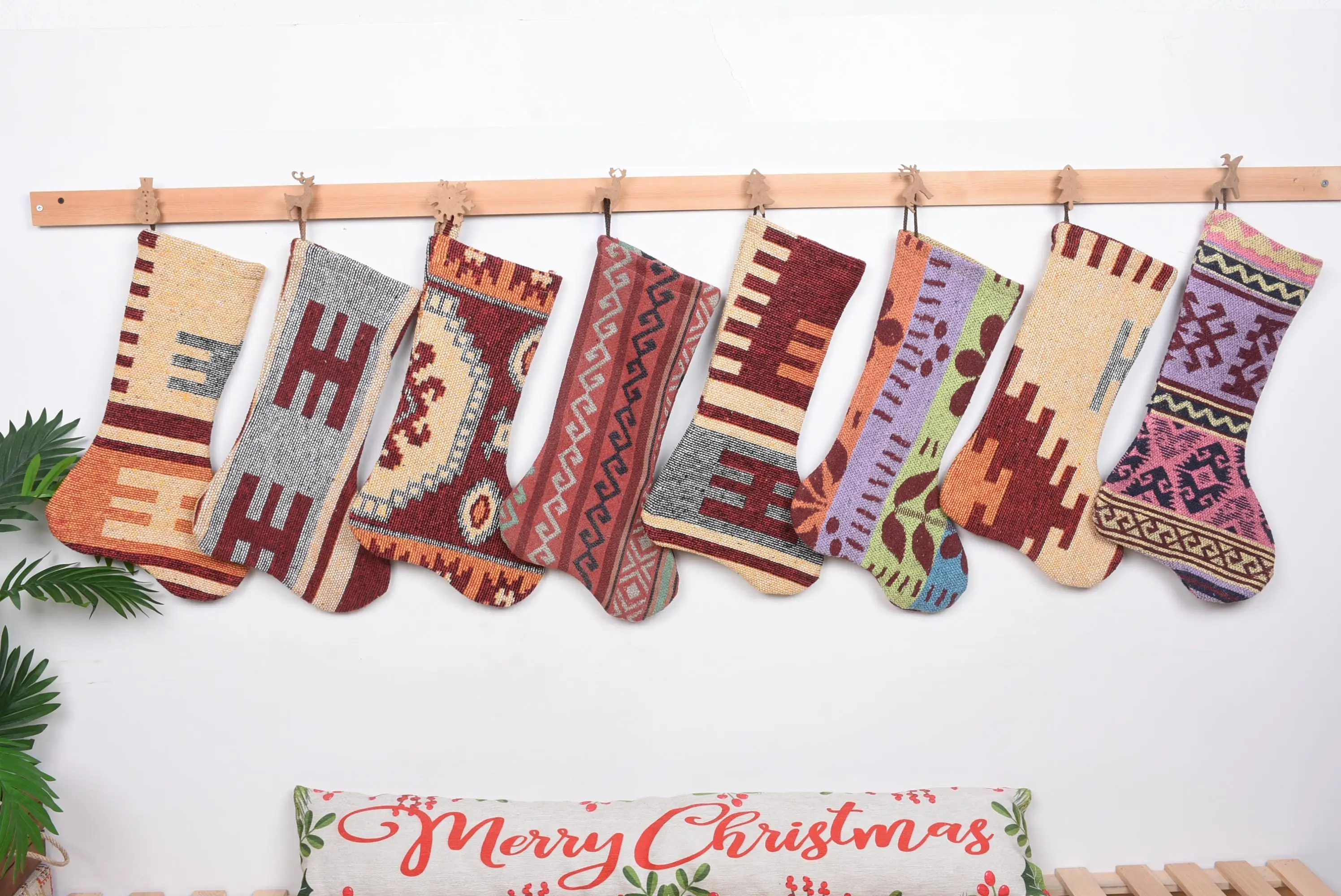 Patrón de adornos navideños festivos, calcetín navideño de 7 pulgadas de ancho - 1