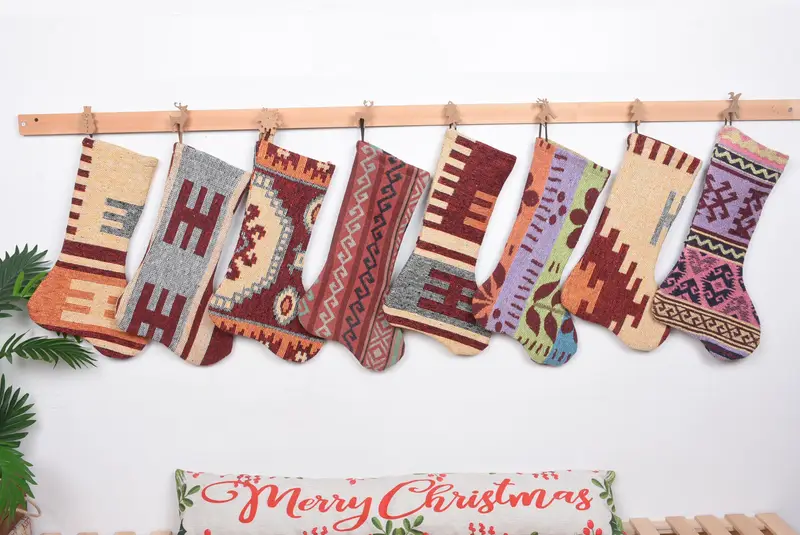 Şenlikli Noel Süsleri Deseni, 7 İnç Genişliğinde Noel Çorabı