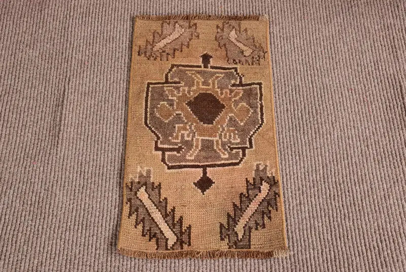 Türkischer Vintage-Teppich, 1,1 x 2,1 Fuß kleiner Teppich, braungrauer geometrischer Wollteppich - 1