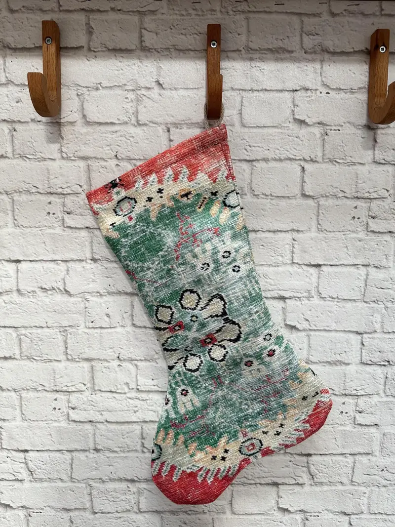 Tatil Dekoru için Yeşil ve Kırmızı Kilim Desenli Çorap