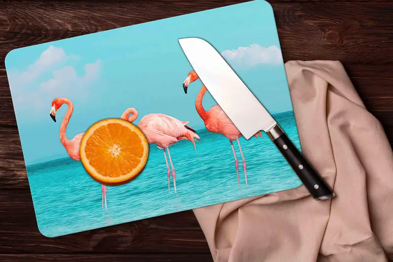 フラミンゴプリントのガラスまな板、トロピカルサマーキッチンエッセンシャル