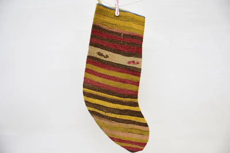 お祝いの赤と黄色のクリスマス ストッキング、装飾的なパターンのクリスマス ストッキング