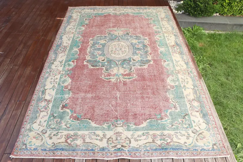 手作りのレッド&グリーンラグ、0.5x9.8フィートのストライプ幾何学模様