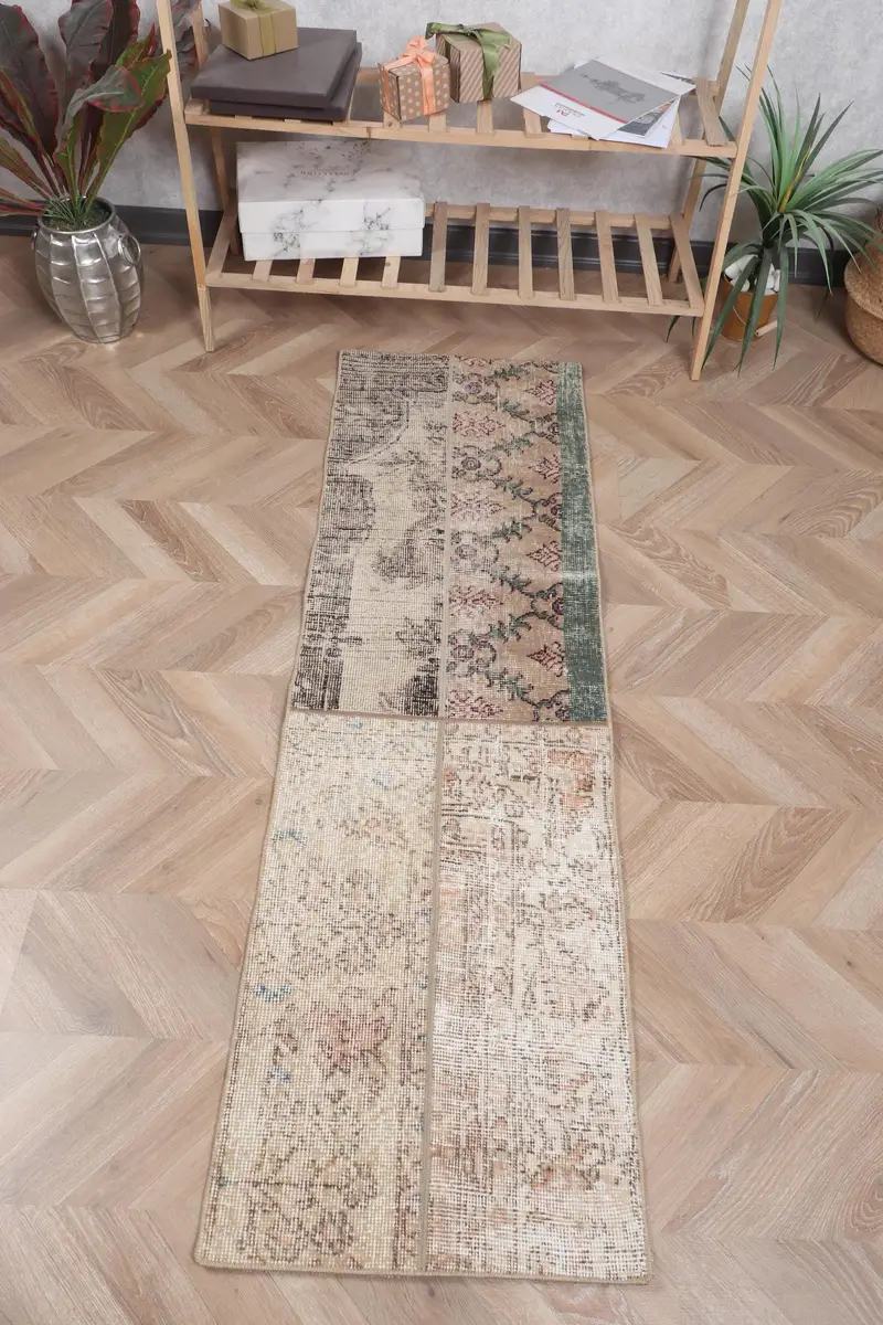 Elegant Beige Rug with Green Border, 1,6x5,5 ft