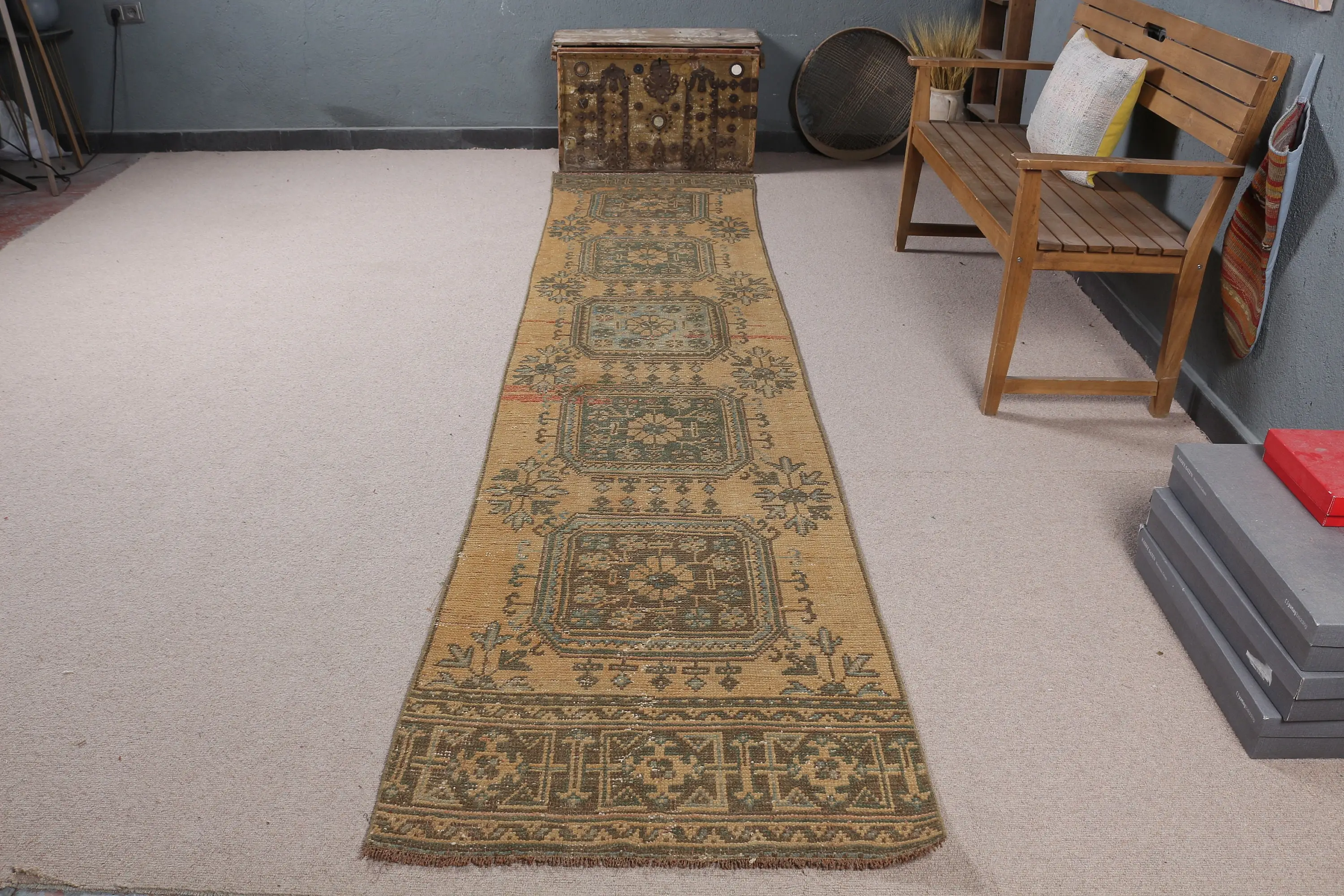 Türkischer Vintage-Läuferteppich 2,7x11,4 Fuß, braungrüner Teppich mit Rand - 1