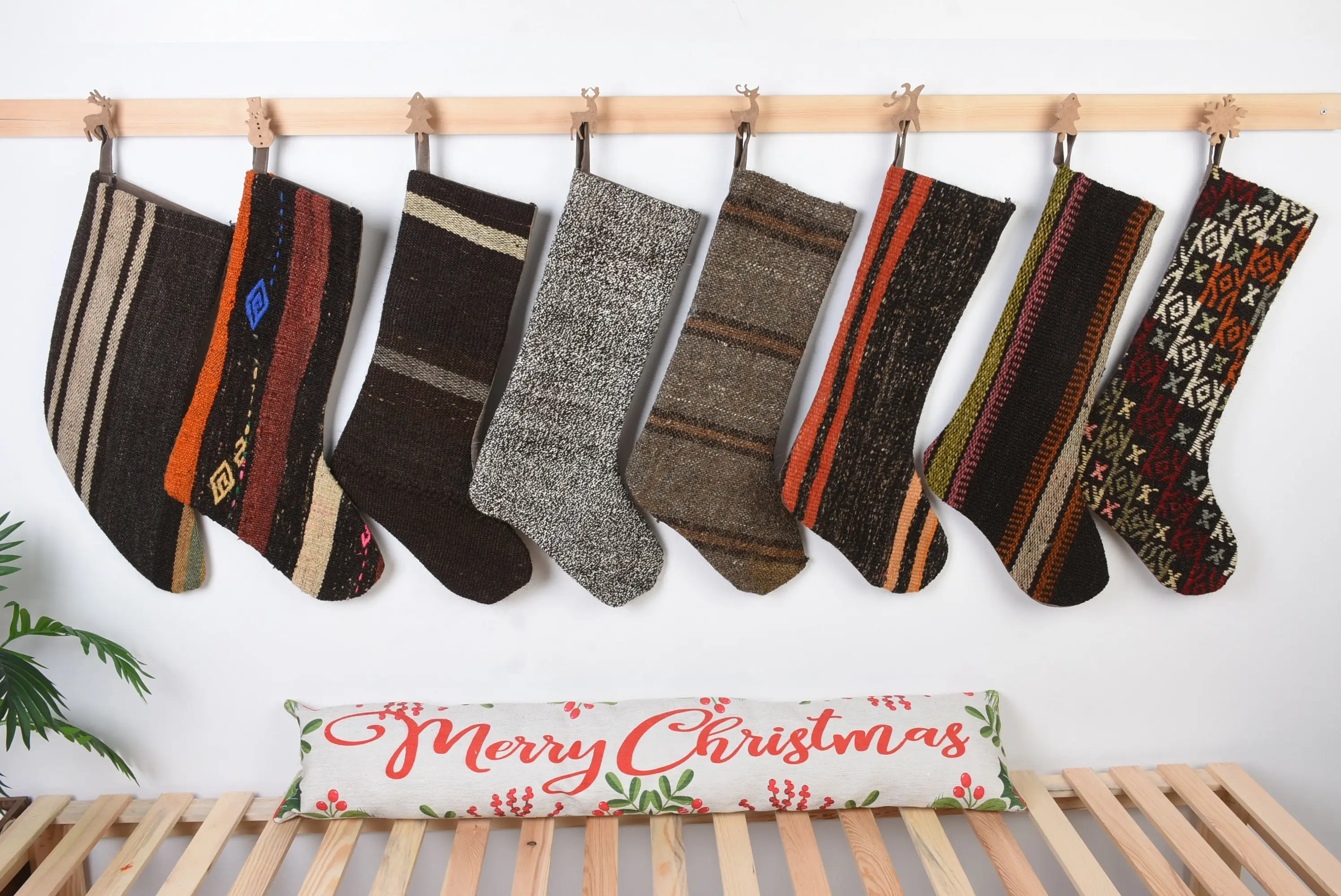 Patrón de adornos navideños festivos, calcetín navideño de 8 pulgadas de ancho - 1