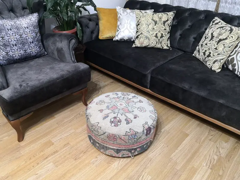 Kırmızı & Gri Kilimden Esinlenen Yün Puf, El Yapımı Türk Puf