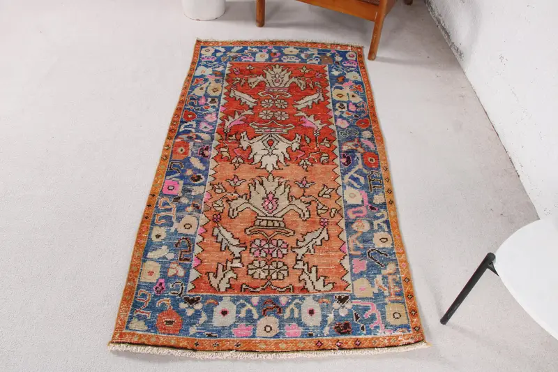 Handgefertigter Teppich in Rot und Blau, 6,9 x 1,5 m großes Randdesign