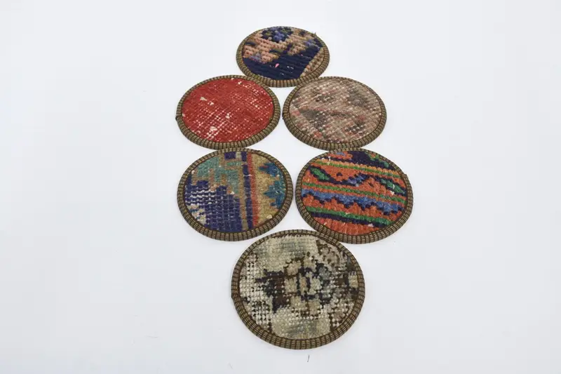 Set aus sechs roten und bronzefarbenen Untersetzern, langlebigen und stilvollen Untersetzern