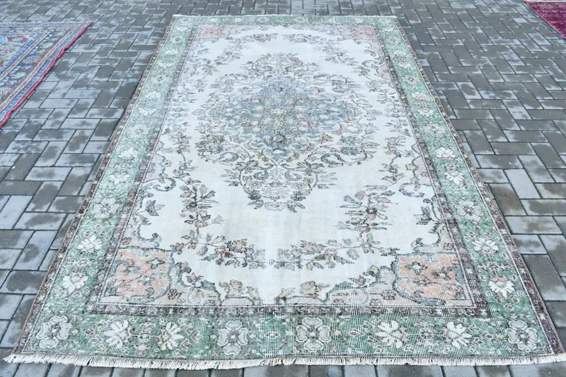 Großer Vintage-Teppich 5,8 x 9,1 Fuß, weiß-grüner Ombré-Teppich aus Wolle - 1
