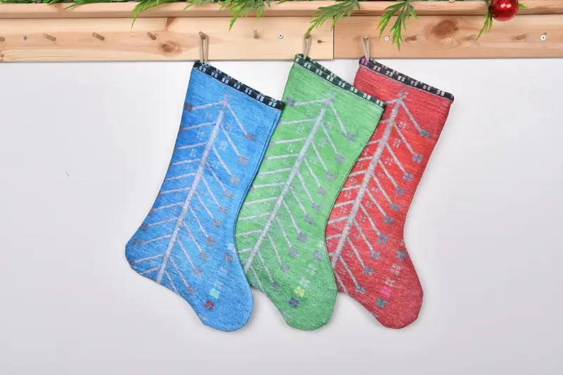 Şenlikli Yeşil ve Kırmızı Noel Süsleri Çorabı, Tatil Cazibesi