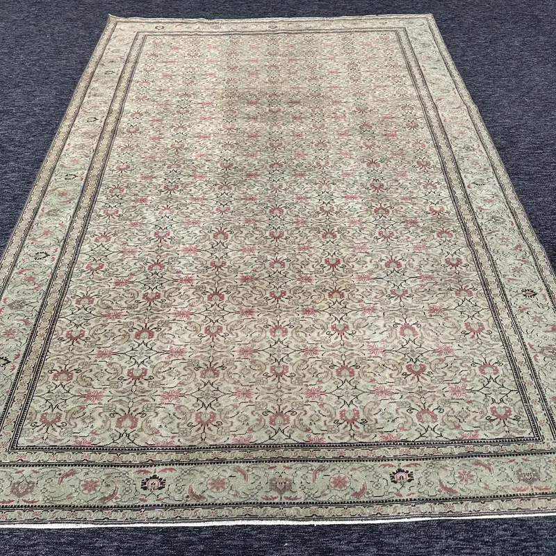 Elegante alfombra oriental verde, 1,6x2,8m con detalles en rojo