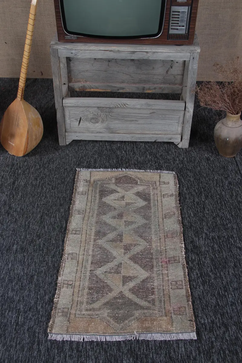 Türk Oushak Küçük Halı 1.8x3.3 ft (56x102 cm), Vintage Kahverengi Fas Yün Halısı - 1