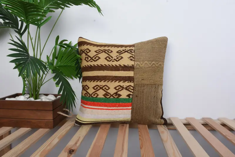 Handgefertigtes besticktes Kissen in Beige und Braun, Vintage-Leinenkissen