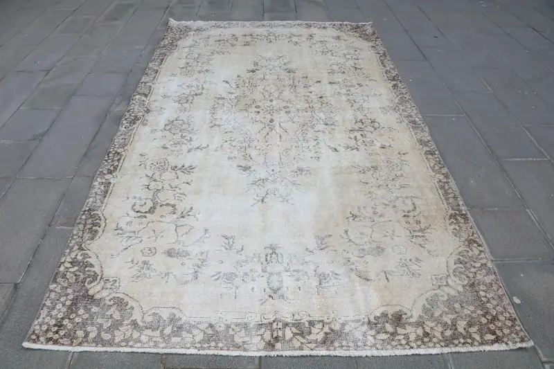 Brauner, beigefarbener Teppich mit Rand, 5,5 x 9,6 Fuß – elegant und geräumig