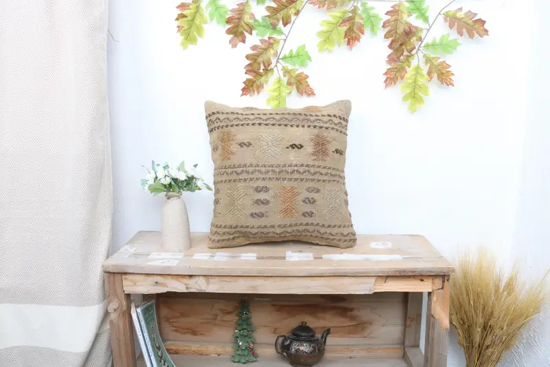 Geometrisches Beige- und Braunkissen, 16x16 besticktes Wurfkissen