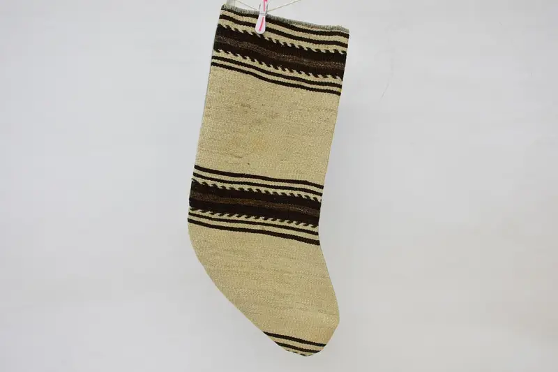ベージュのクリスマス ストッキング、茶色の装飾品、お祝いの休日の装飾