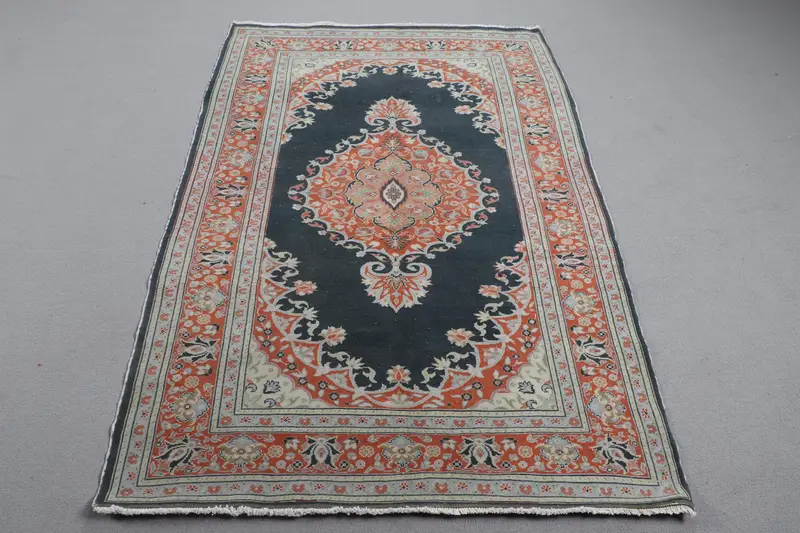 Alfombra oriental azul, 1,1 x 1,8 m con detalles en naranja