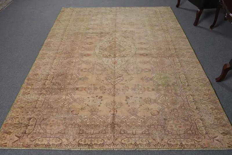 Zarif Kahverengi Halı, Yeşil Desenli 6,3x8,4 ft