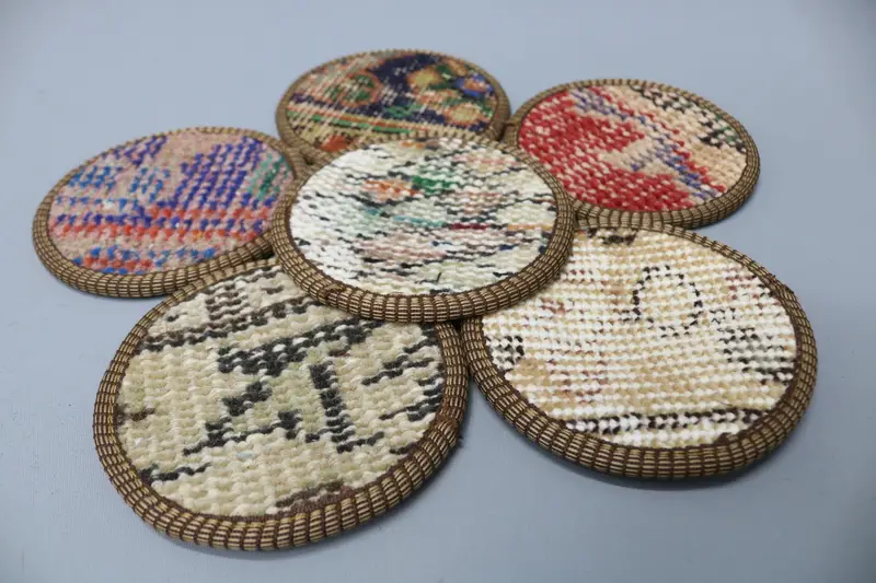 Blauer und roter böhmischer runder Untersetzer, einzigartiger Boho-Untersetzer