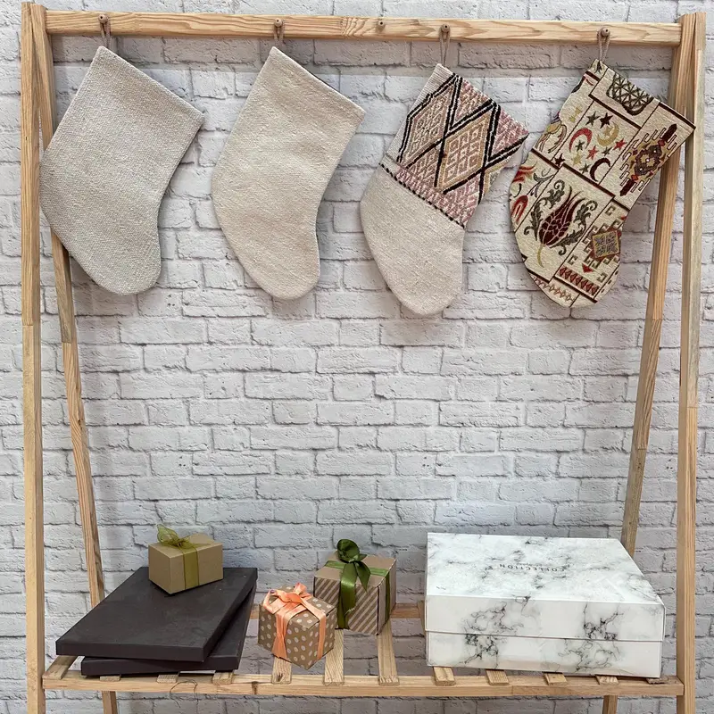 Gri ve Pembe Noel Süsleri Çorabı, Şenlikli Tatil Çorabı