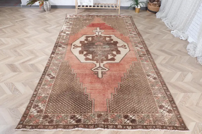 手作りのレッドフローラルラグ、0.4x9.7フィートのエレガントな装飾