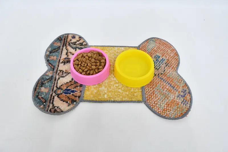 Kahverengi ve Turuncu Emici Evcil Hayvan Matı, Dayanıklı ve Şık Besleme Pedi