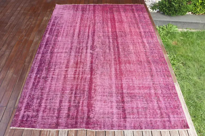 Handgefertigter lila Teppich mit Tiermuster, 5,1 x 8,6 Fuß