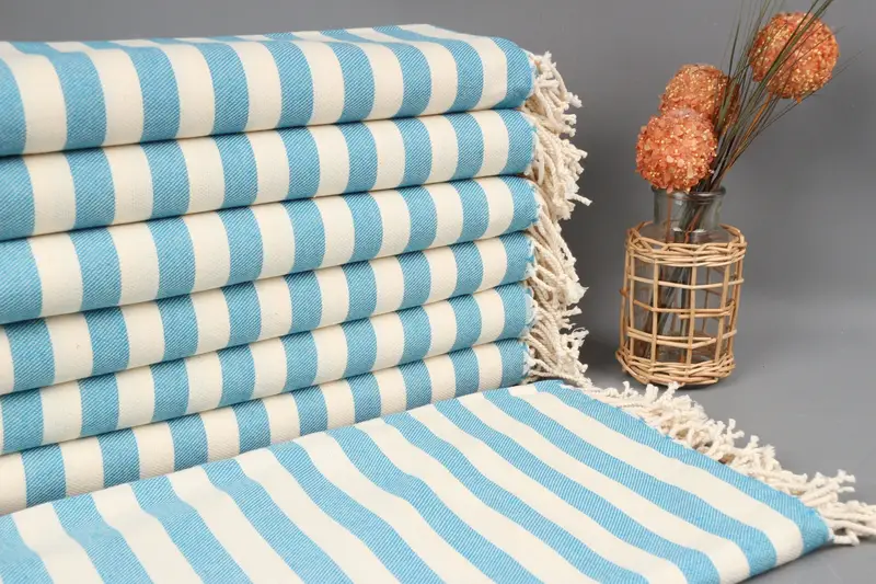 Strandtuch aus Bio-Baumwolle mit türkis-cremefarbenen Streifen, 96,5 x 170 cm