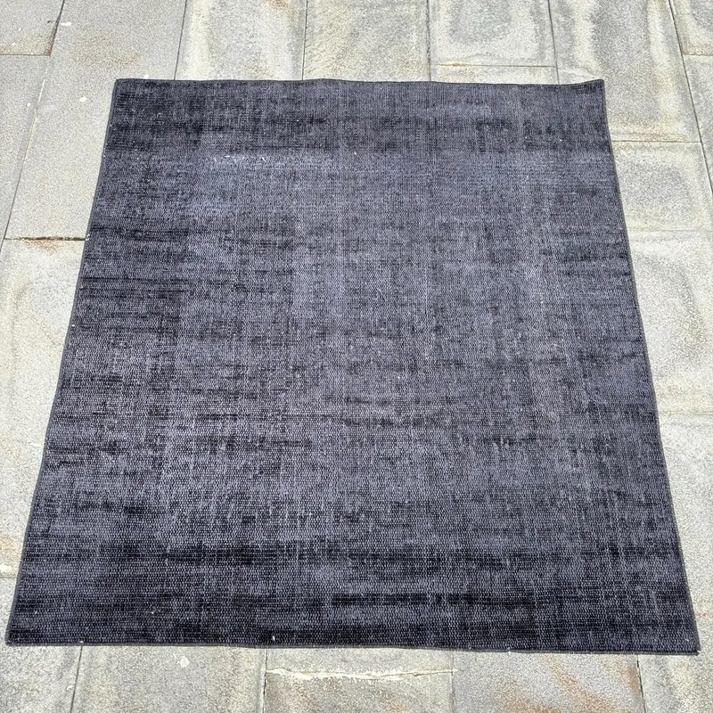 Zarif Siyah Halı, 3,7x4 ft Sağlam Konfor