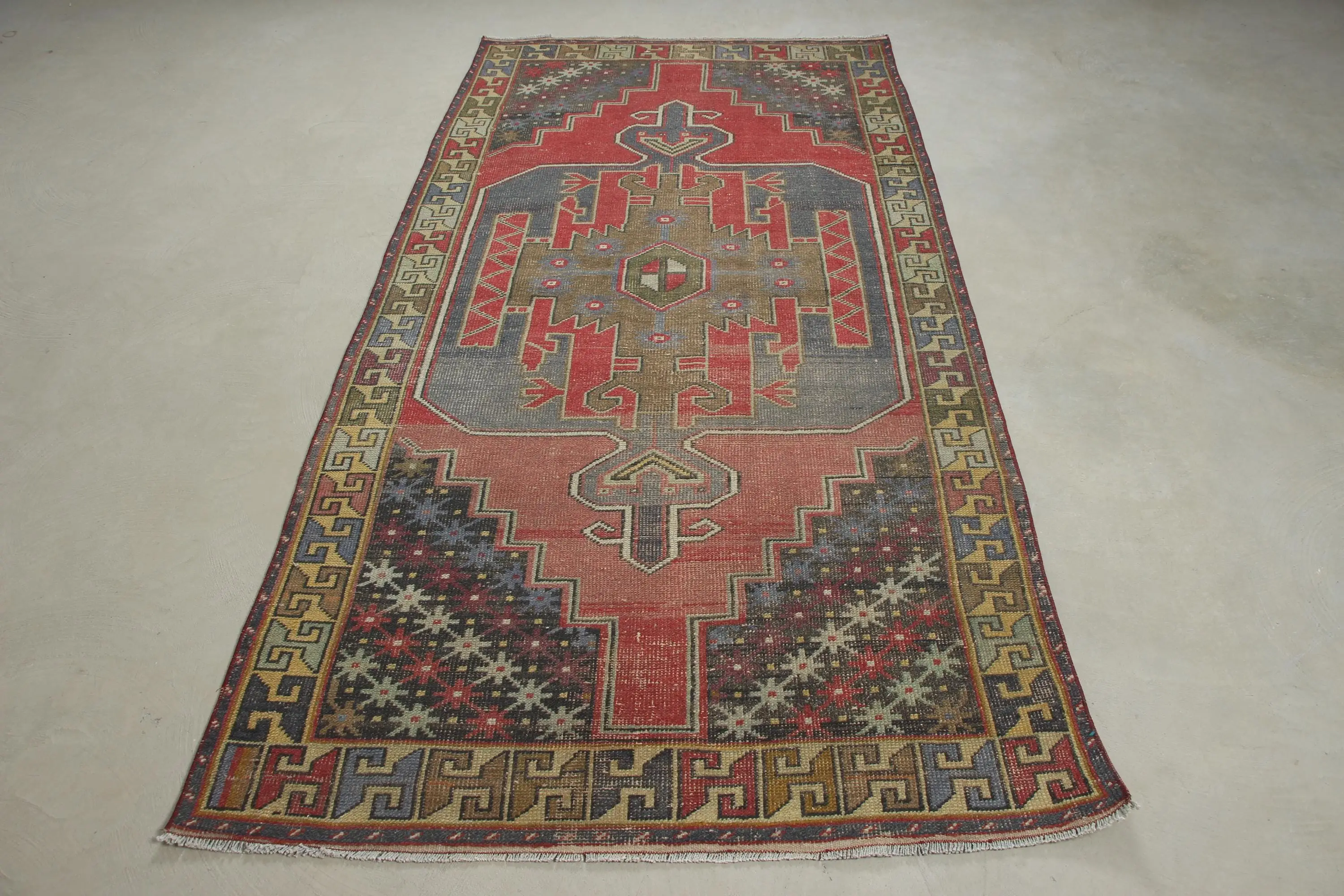 Türkischer Vintage-Teppich, 1,2 x 2,4 m, Wollteppich mit roten Pflanzen und Bäumen - 1