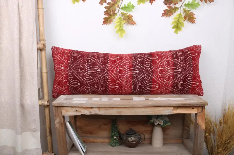 Rotes besticktes Kissen, handgemachtes geometrisches Rechteckkissen