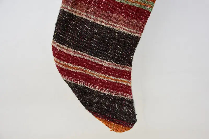 赤と茶色のクリスマスオーナメントストッキング、お祝いの休日の装飾