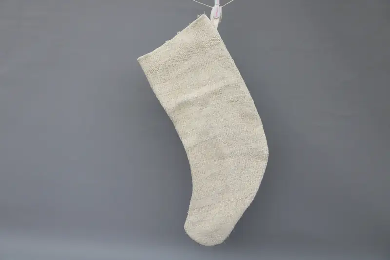 Medias navideñas beige elegantes con adornos blancos, decoración festiva