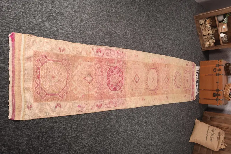 Vintage-Läuferteppich 2,8 x 12,8 Fuß (85 x 390 cm), geometrischer türkischer Herki-Teppich in Beige - 1