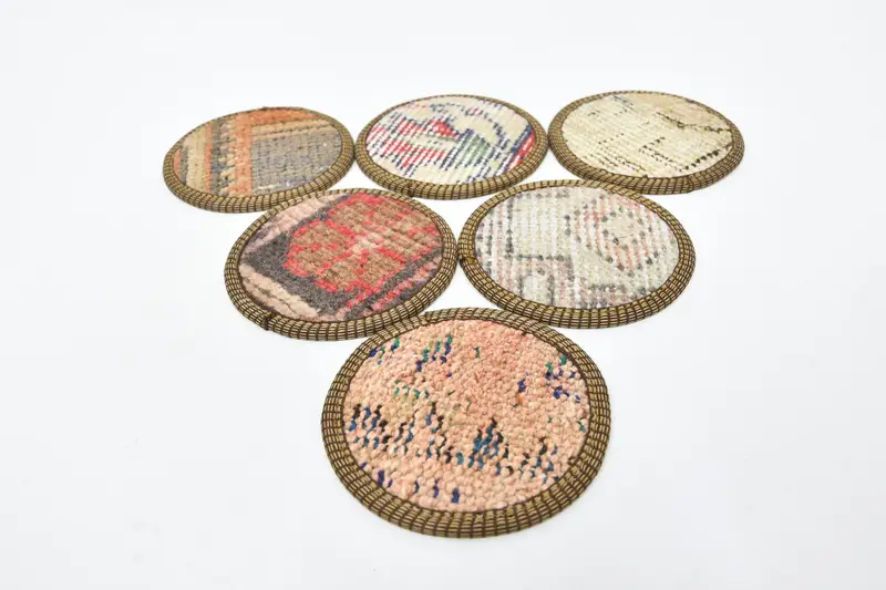 Posavasos circulares rojos y beige, exclusivo juego de posavasos de alfombra antideslizante