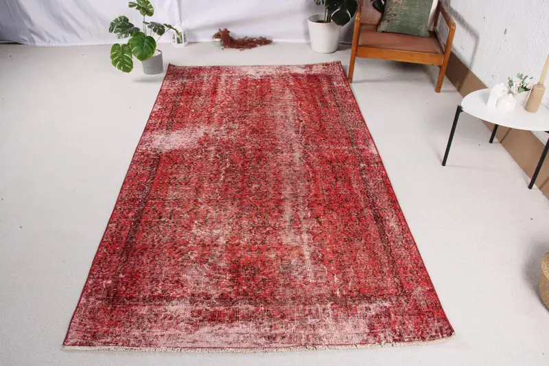 Türkischer Teppich, 4,4 x 8,1 Fuß großer Vintage-Teppich, rot gepunkteter Wollteppich - 1