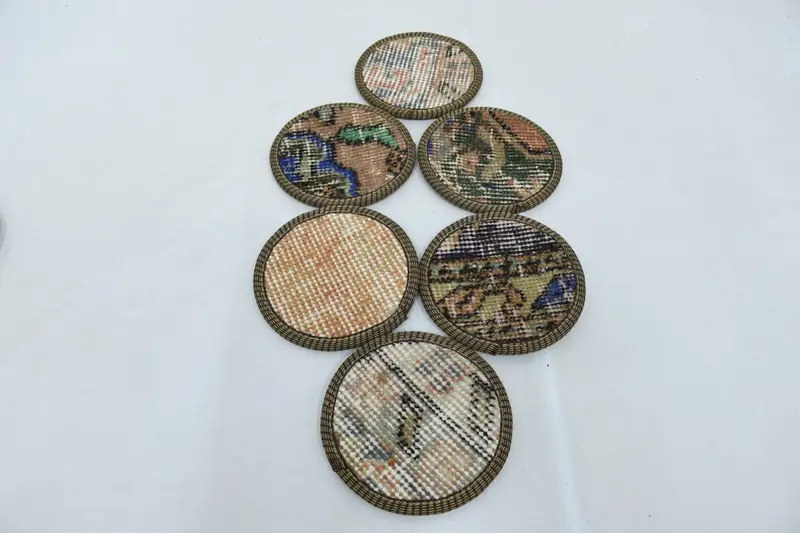 エレガントなベージュとブロンズのコースター、耐久性がありスタイリッシュなサークルコースター